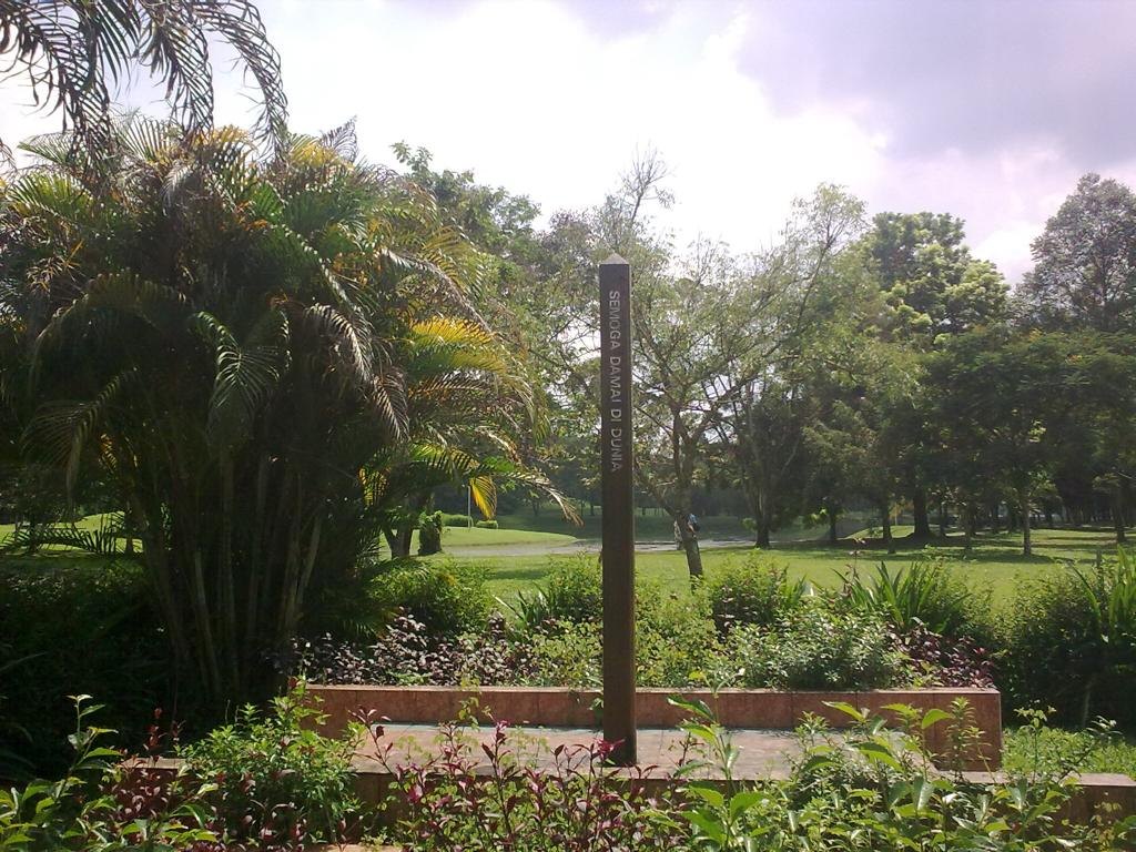 Green lakeside environment at Rotary Peace Park